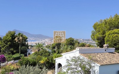 Aangename en zonnige villa met prachtig uitzicht nabij La Olla, Altea.